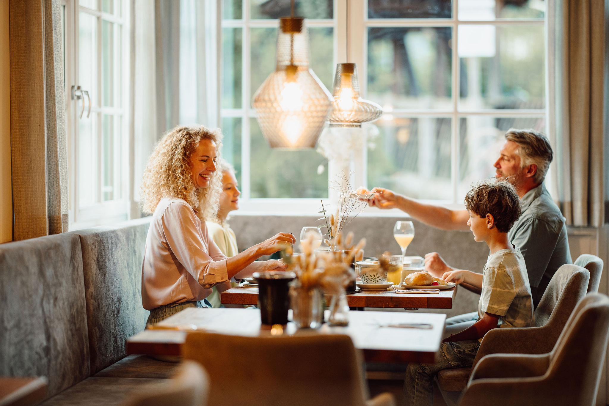 Familie genießt das Frühstück im Hotel