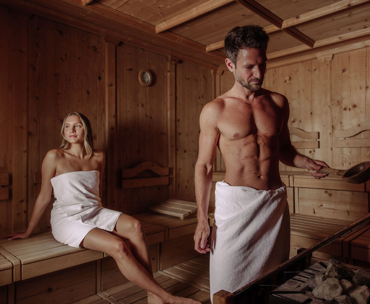 Paar entspannt im Wellnessbereich des Reslwirt Flachau