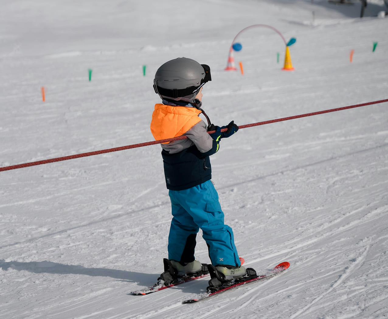 Kind lernt Skifahren in Flachau – Familienurlaub im Reslwirt