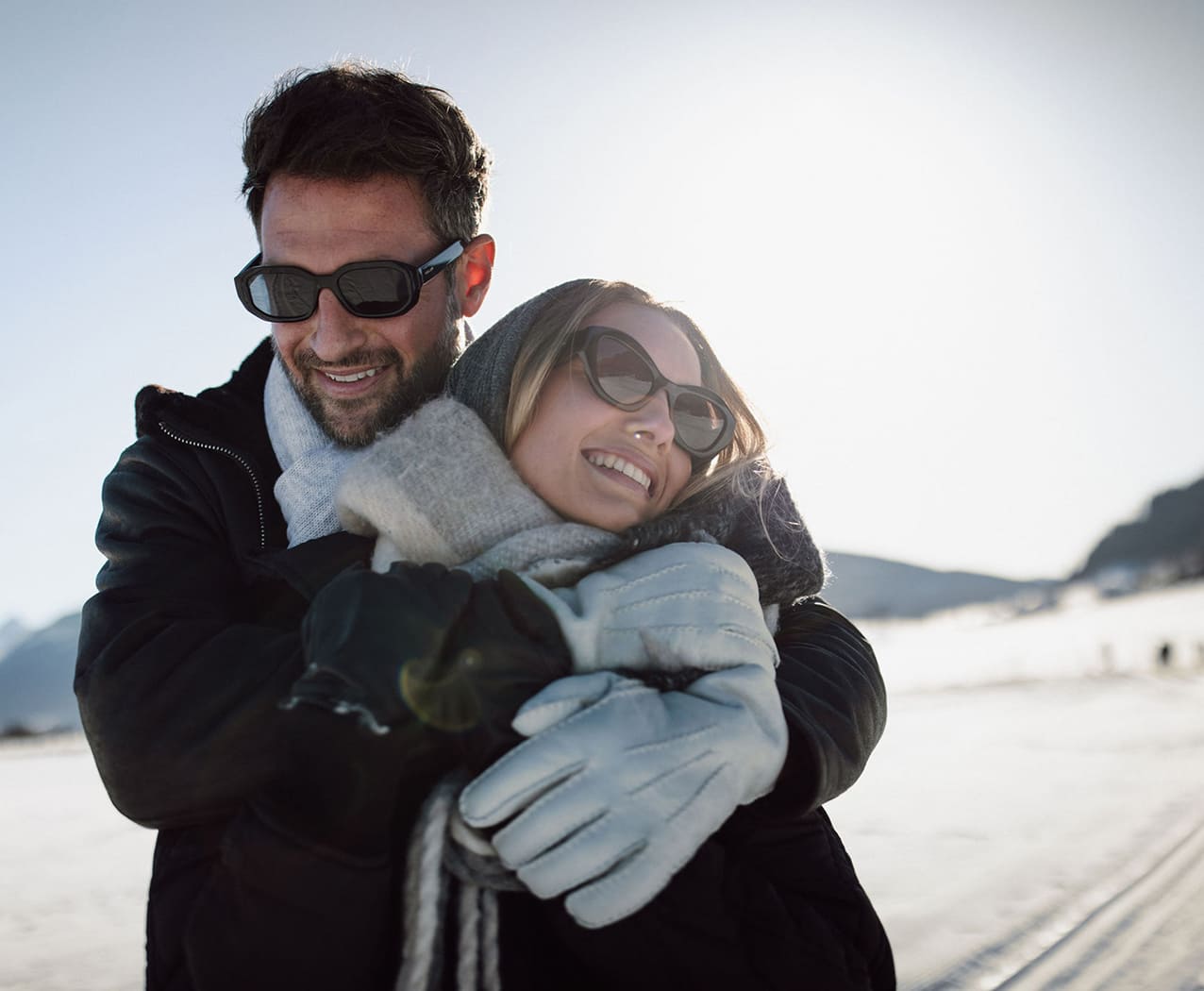 Paar genießt innige Momente im Schnee beim Winterurlaub im Reslwirt Flachau