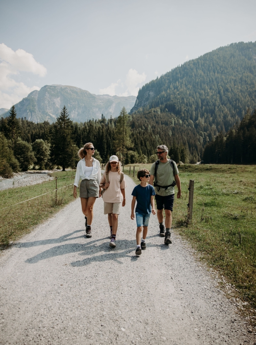 Wandern in den Bergen mit der Familie in Flachau