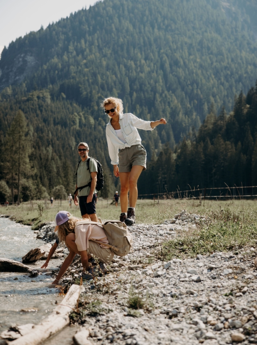 Wandern in den Bergen mit der Familie in Flachau