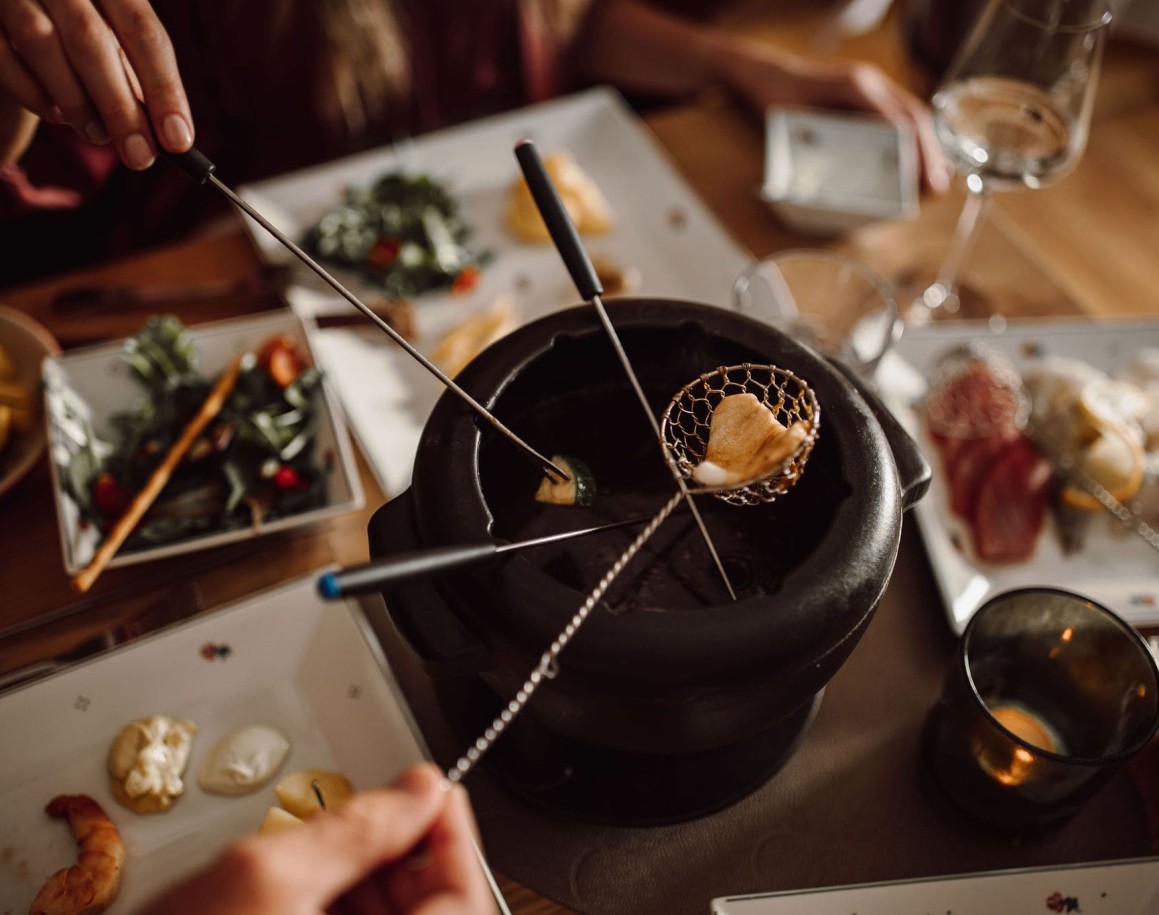 Fondue mit verschiedenen Beilagen im Restaurant Ennshof in Flachau