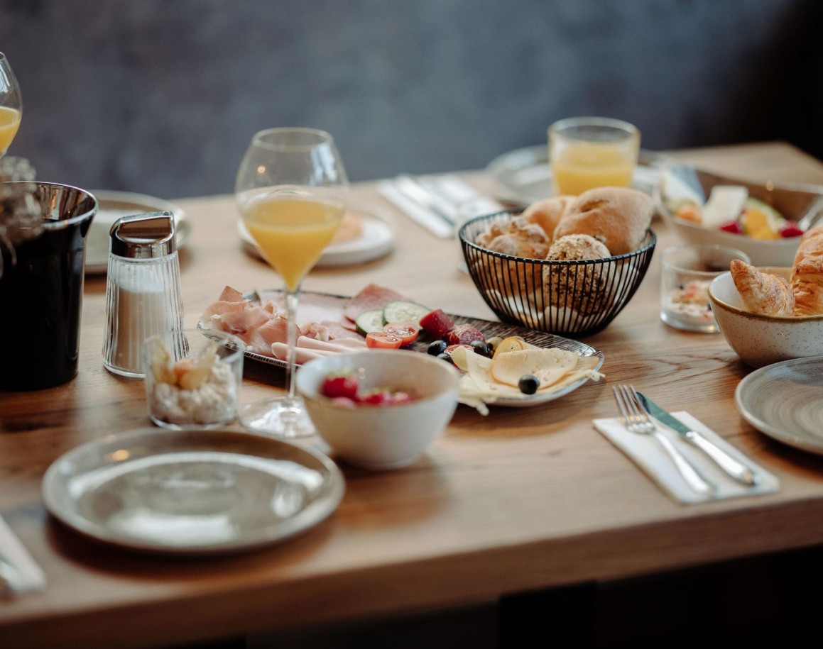 Frühstückstisch mit Gebäck, Obst und Säften im Resl Resort