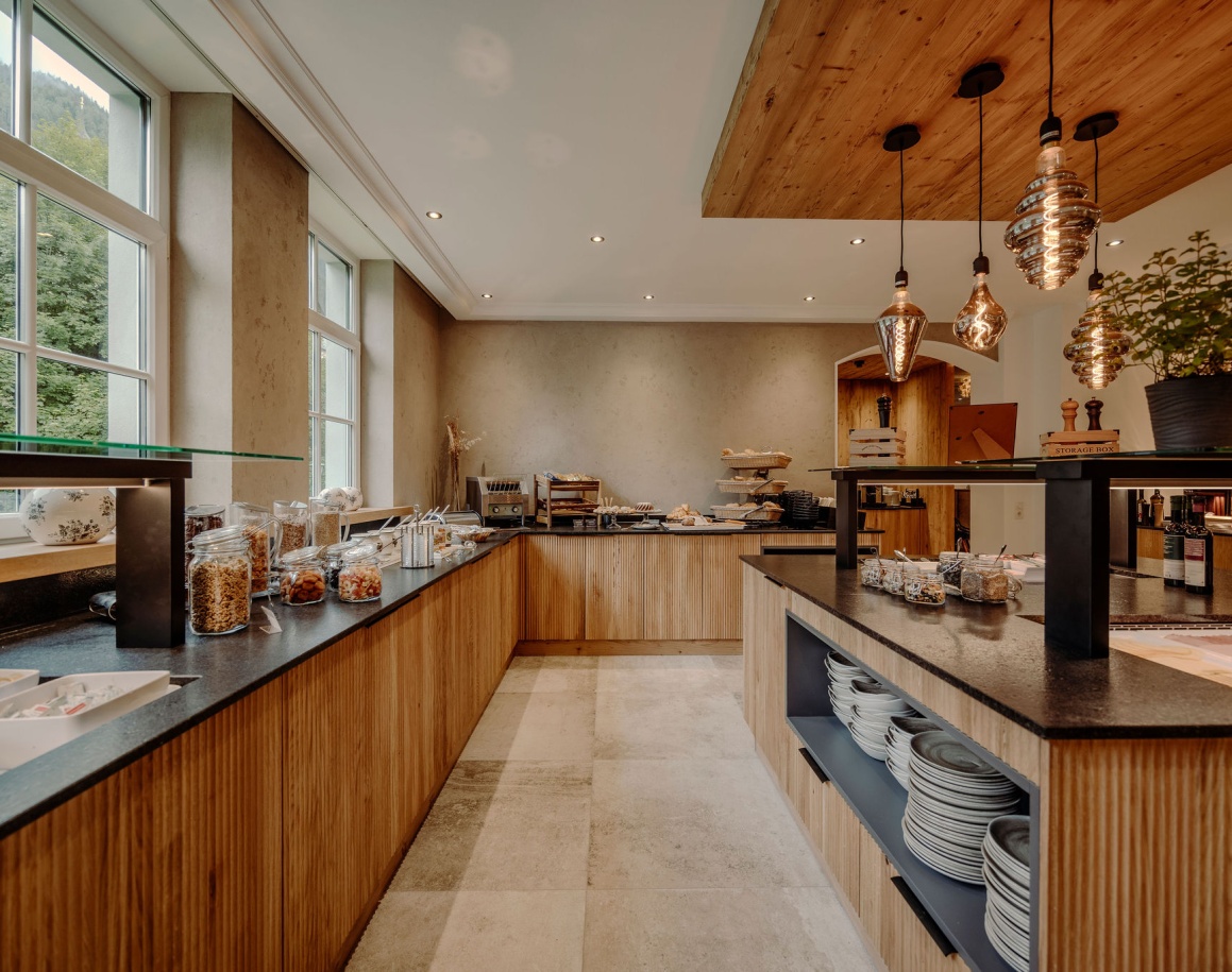 Moderner, eleganter Buffetbereich mit Holzdetails und schicker Beleuchtung