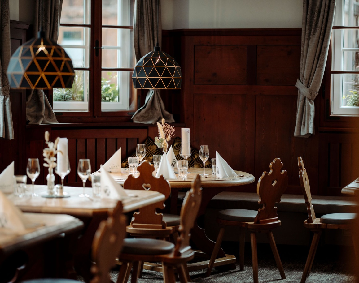 Gemütliches Restaurant im Hotel Resl mit Holzinterieur und gedeckten Tischen