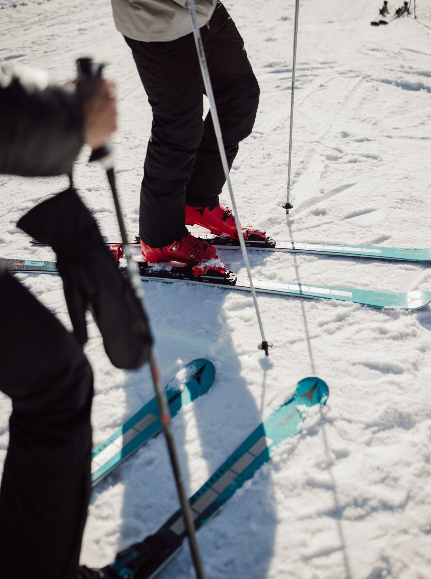 Skifahrer mit Stöcken im Schnee